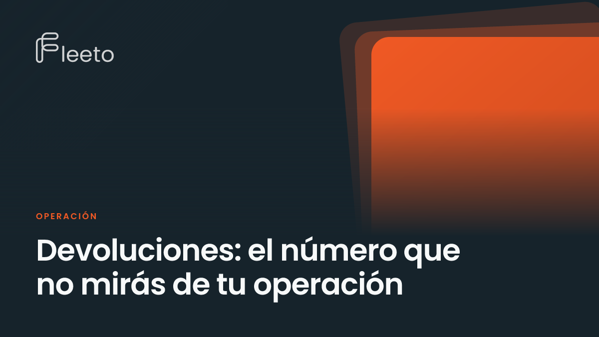 Portada del artículo sobre devoluciones en e-commerce, con el título sobre un fondo azul oscuro y una forma naranja de planos superpuestos