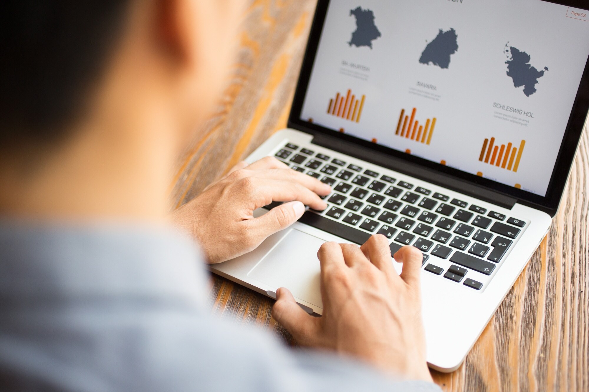 Vendedor de MercadoLibre analizando métricas de su tienda online en un dashboard